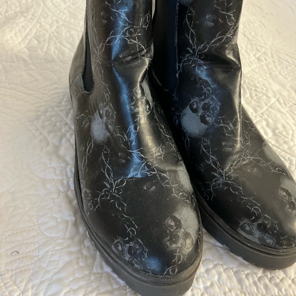 Black platform skull and chain boots. Size 10 - Picture 3 of 11